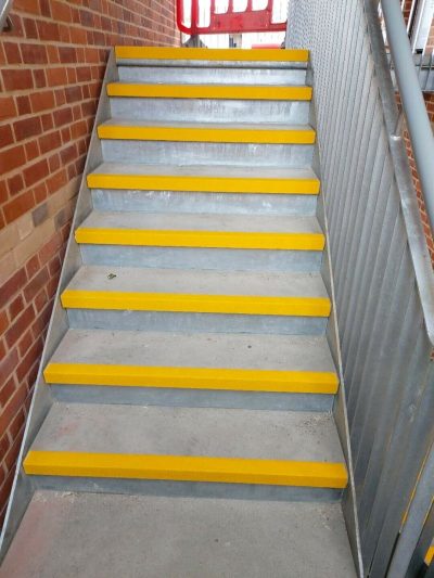 500mm x 55mm x 55mm Stair Black & Yellow tread nosings-Anti Slip-Hard Wearing Quartz Grit Coating - Image 3